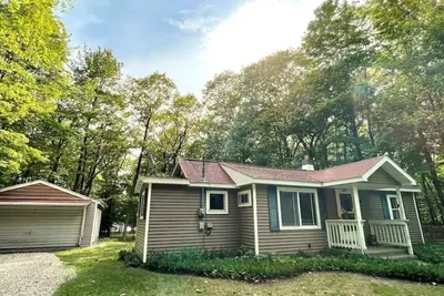 Image de Quaint Cottage on the Sandy Shores of Lake Michigan ready for Christmas