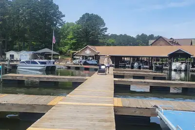 Image de Lake Tillery 7 Minutes to Marina! Sleeps 8, Large Deck with WiFi and Ac