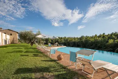 Image de Estate in the heart of Umbria. Villa with 10 rooms, infinity pool and Spa