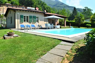 Image de Villa indipendente con piscina immersa nel verde