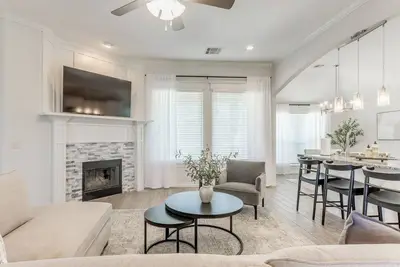 Image de Spacious Modern Comfort | Fabulous 15th!