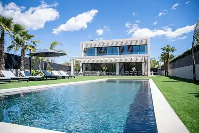 Image de Luxurious and Elegant Villa near Shopping, Spa, Wellness, and Golf Course