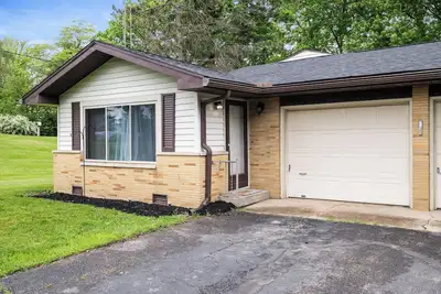 Image de Side B • Private Entry • Sleeps 6 • Kayaks • Firepit • River Access