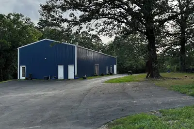 Image de Twin Oaks Retreat in Bismarck, Ar - 1 Indoor and 4 Outdoor Pickleball Courts