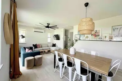 Image de Spacious 4-bedroom house 5 minutes from beach