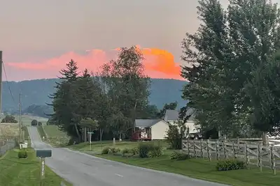 Image de 1 Queen Bedroom, 1 Bath, 2 Extra twin Beds, Beautiful mountain view from Porch.