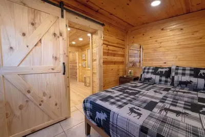 Image de Tiny Elk Retreat • Rustic Cabin Kissed by Nature