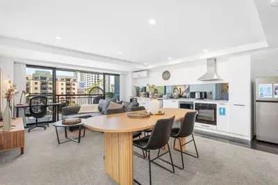 Image de City Life: 2br Apt with Pool, Gym, Sauna & Car Bay