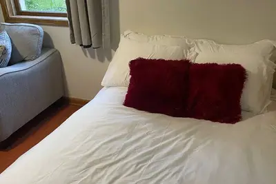 Image de Shiraz Suite • Retro Wine-Inspired Hideaway - Walkable to Stampede Grounds