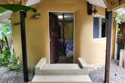 Image de Charming 1-Br cottage w/ WiFi and Ac w/ pool and beach access in Runaway Bay