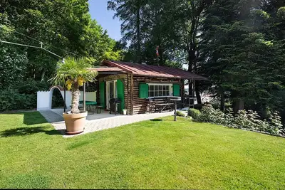 Image de Colorful autumn vacation in an idyllic hunting lodge