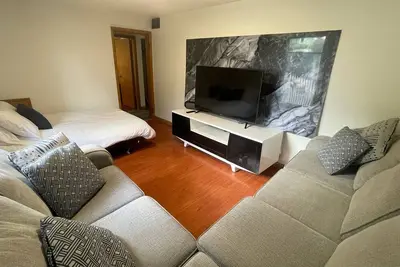 Image de Cab Sav Suite - Bold Colors & Big Comfort - Walk to Stampede in just 25min