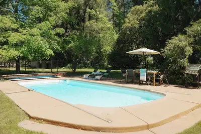 Image de Hollydale House: Comfortable House with a Hot Tub and Seasonal Pool!