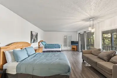 Image de Margaritaville - Private Suite w/ Tv, extra couch!