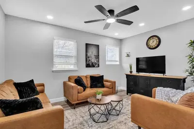 Image de Relax in Central Austin Stylish 2br Home with Fire Pit & Cozy Space