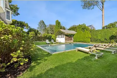 Image de Walking Distance to Shopping and Eating: House with Pool in Southampton Village