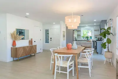 Image de Newly Renovated | Stylish | Firepit | Comfort