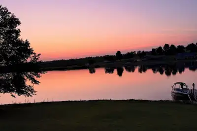 Image de Peaceful Lake Cabin with Hot Tub & Starry Views. Sleeps 9\nComfortably!