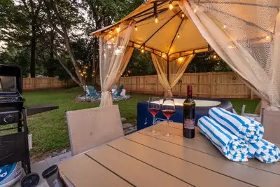 Image de Newly Renovated-Private Backyard Hot Tub-Patio-Modern Luxe- Sleeps 8