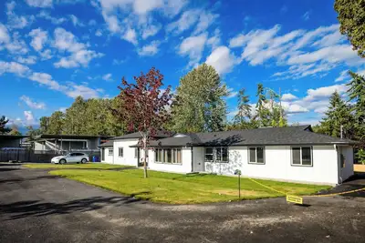 Image de Newly remodeled gated house  Kent, Des Moines, Fedral way with Ac and Office