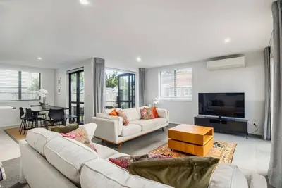 Image de Bright & Modern City Fringe Home