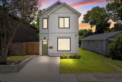 Image de ILMs Cleanest & Most Lux Stay Book With Confidence