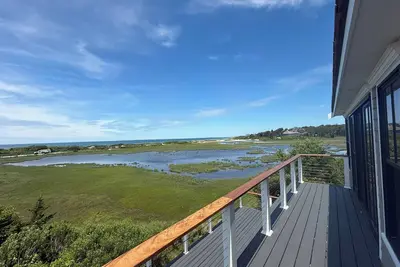 Image de Remodeled, Beach House newly furnished 3-bedroom house in charming Falmouth