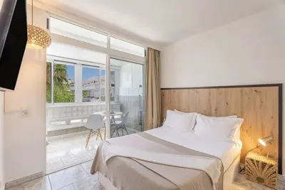 Image de Studio de vacances 'Hand Made Suite' avec piscine partagée, Wi-Fi et climatisation