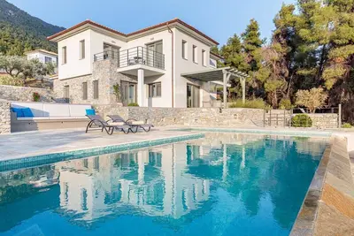 Image de Lavish Skopelos Villa | Villa Kallithea | 4 Bedrooms | Mountain, Sea & Pool.