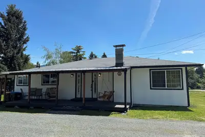 Image de Cascadia Basecamp | Ac, pet friendly, close to town