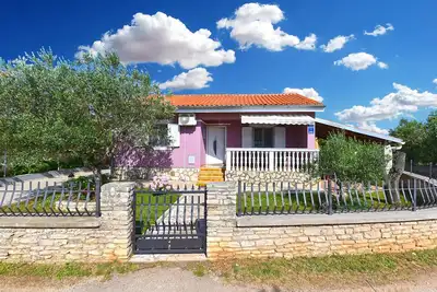 Image de Apartment 2392/159907 (Istria - Peruški), 1500m from the beach