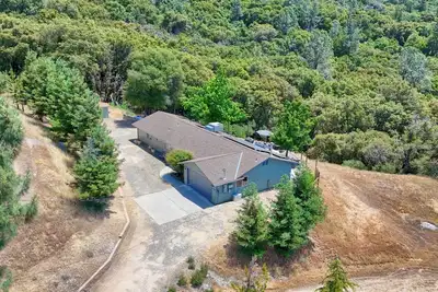 Image de 4-bedroom house in Oakhurst with views, game room, hot tub, Ev charger