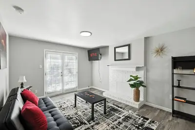 Image de Chic 2-bedroom apartment with pool, fitness room in vibrant Addison