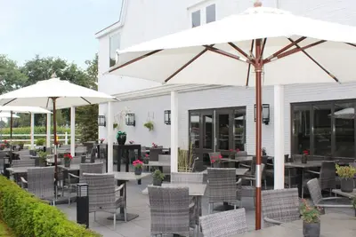 Image de Your Gateway to Dutch Nature & City Life—Soest Hotel with Perks - 2 Units