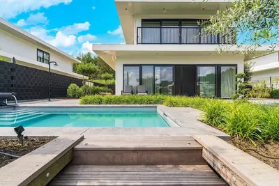 Image de Experience ultimate luxury in this villa with private pool, jacuzzi, sauna and terrace on the water. The ideal place for total relaxation!