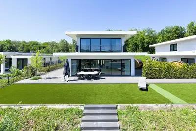 Image de Luxury 8-person villa by the water with hot tub, Finnish sauna, private jetty, large terrace and fully equipped kitchen. Enjoy peace, wellness and comfort.