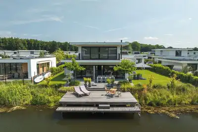 Image de Luxury 8 person villa on the water with private jetty. Including 2 SUPs, barbecue and wood stove. Enjoy the spacious garden on the southwest and the beautiful wooded and watery surroundings!