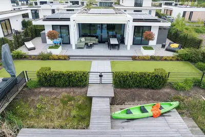 Image de Luxury 6-person villa on the water. Including sun shower, canoe, sup board, beautiful garden and private jetty. Enjoy peace and comfort!