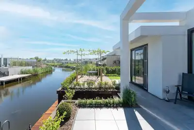 Image de Luxury 6-person villa with jacuzzi, Green Egg barbecue and private jetty on the water. Enjoy comfort and peace during your holiday!