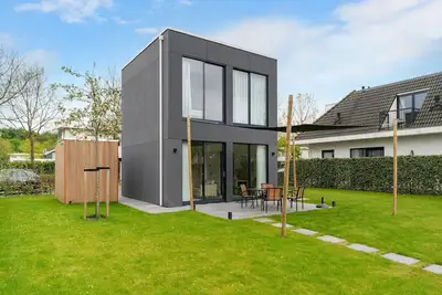 Image de Luxurious 4-person house on the water with modern kitchen, direct access to the water and comfortable furnishings. Perfect for rest and relaxation!