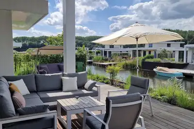 Image de Luxury 6-person villa on the water with private swimming jetty, outdoor shower, sup board and spacious terrace with barbecue and lounge set. Perfect for a relaxing holiday!