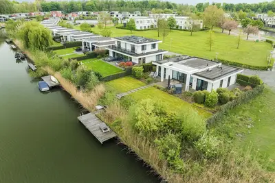 Image de Private Finnish sauna, Luxury kitchen with bean coffee maker and large gas stove, With swimming jetty on the water.