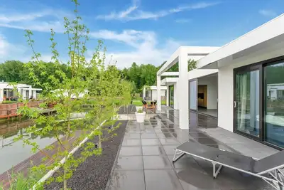 Image de Luxury 6-person villa on the water with private jetty, spacious terrace with sunbeds and barbecue. Perfect for a relaxing holiday!