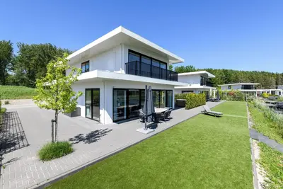 Image de Luxury 16-person villa by the water. Two spacious villas with hot tubs, Finnish saunas, private jetties, large terraces, and modern kitchens.