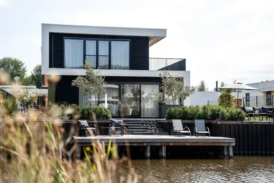 Image de Luxury villa with 4 bedrooms and bathrooms, a south-facing roof terrace, private jetty and a stylish open kitchen. Perfect for families and groups of friends!