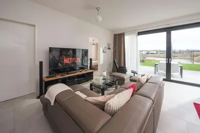 Image de Luxury 6-person villa on the water with 3 bedrooms and 2 bathrooms. Equipped with a modern kitchen, a large Tv with high-quality sound system and a spacious terrace with dining table. Perfect for a relaxing stay on the water!