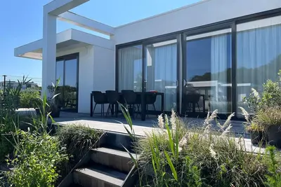 Image de Luxury 6-person holiday villa on the water with 3 bedrooms, 2 bathrooms, a spacious terrace with lounge set, and a private swimming jetty. Located at Villa Resort Harderwold, close to Harderwijk and the Veluwemeer!