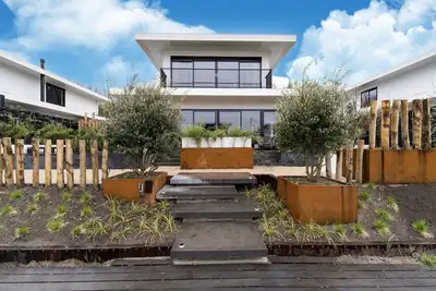 Image de Luxury 8-person villa on the water with Hottub, Barrel Sauna, private jetty and spacious garden. Located at Villa Resort Harderwold, near Harderwijk and the Veluwemeer!