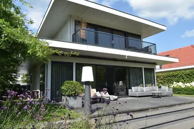 Image de Holiday villa Water no. 336 | Luxury 10-person villa with Jacuzzi, Barrel Sauna and private jetty. Spacious garden with lots of privacy, large balcony and pet friendly. Located at Villa Resort Harderwold, near Harderwijk and the Veluwemeer!