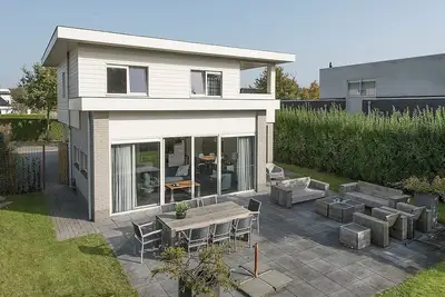 Image de Detached 6-person villa with modern kitchen, two bathrooms and cozy living areas inside and outside.